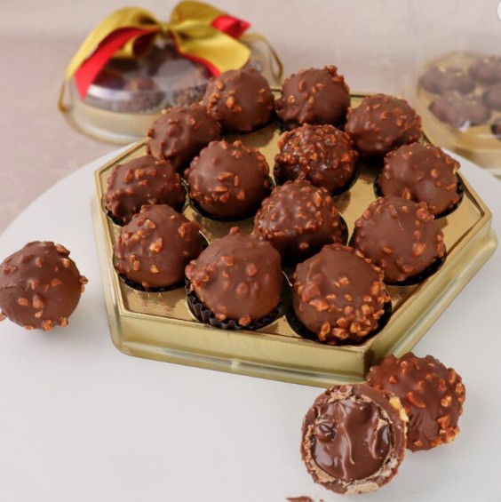 Boîte hexagonale dorée 13 chocolats Emb.10