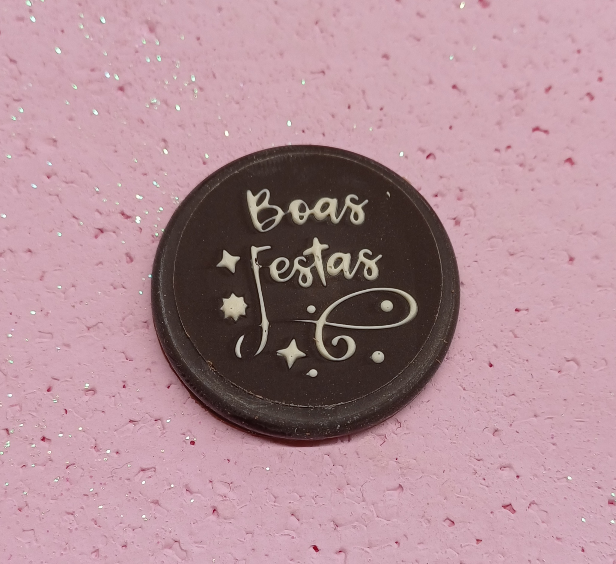 Plaque Happy Holidays en relief au chocolat noir.