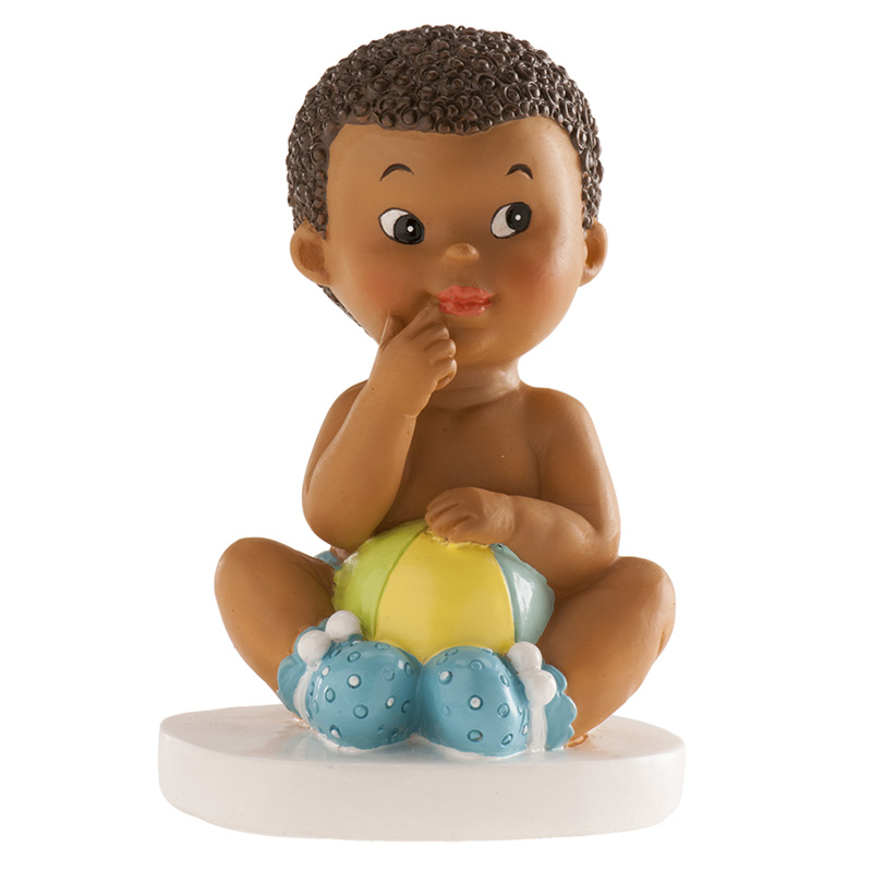 Enfant baptisé assis avec une boule de 10 cm