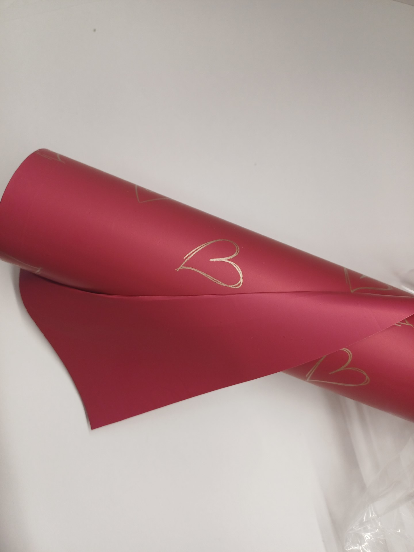 Papier rouge perle. Avec cœurs dorés 58cm x 10mt
