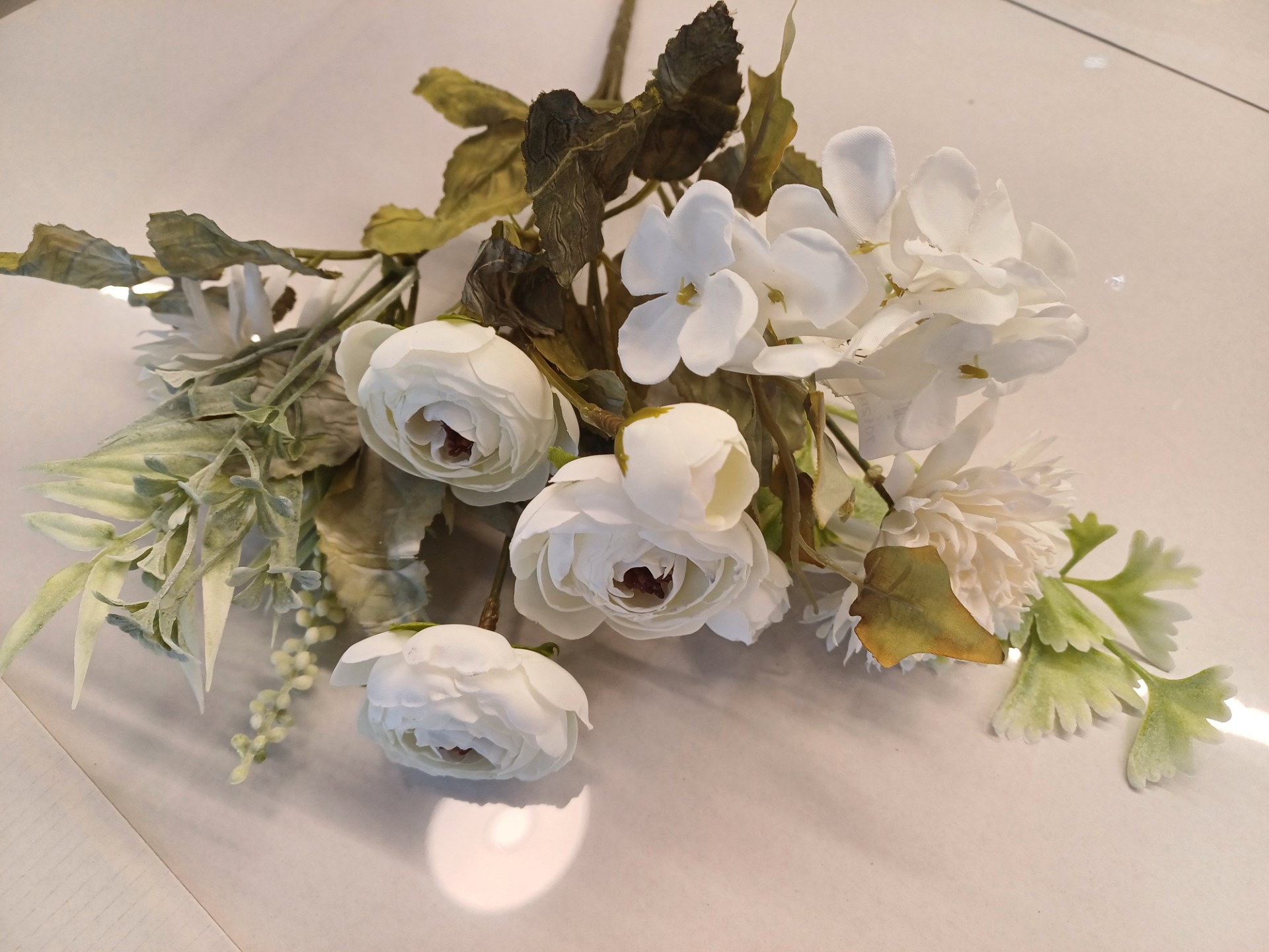 Branche de camélia et chrysanthème blanc 32cm