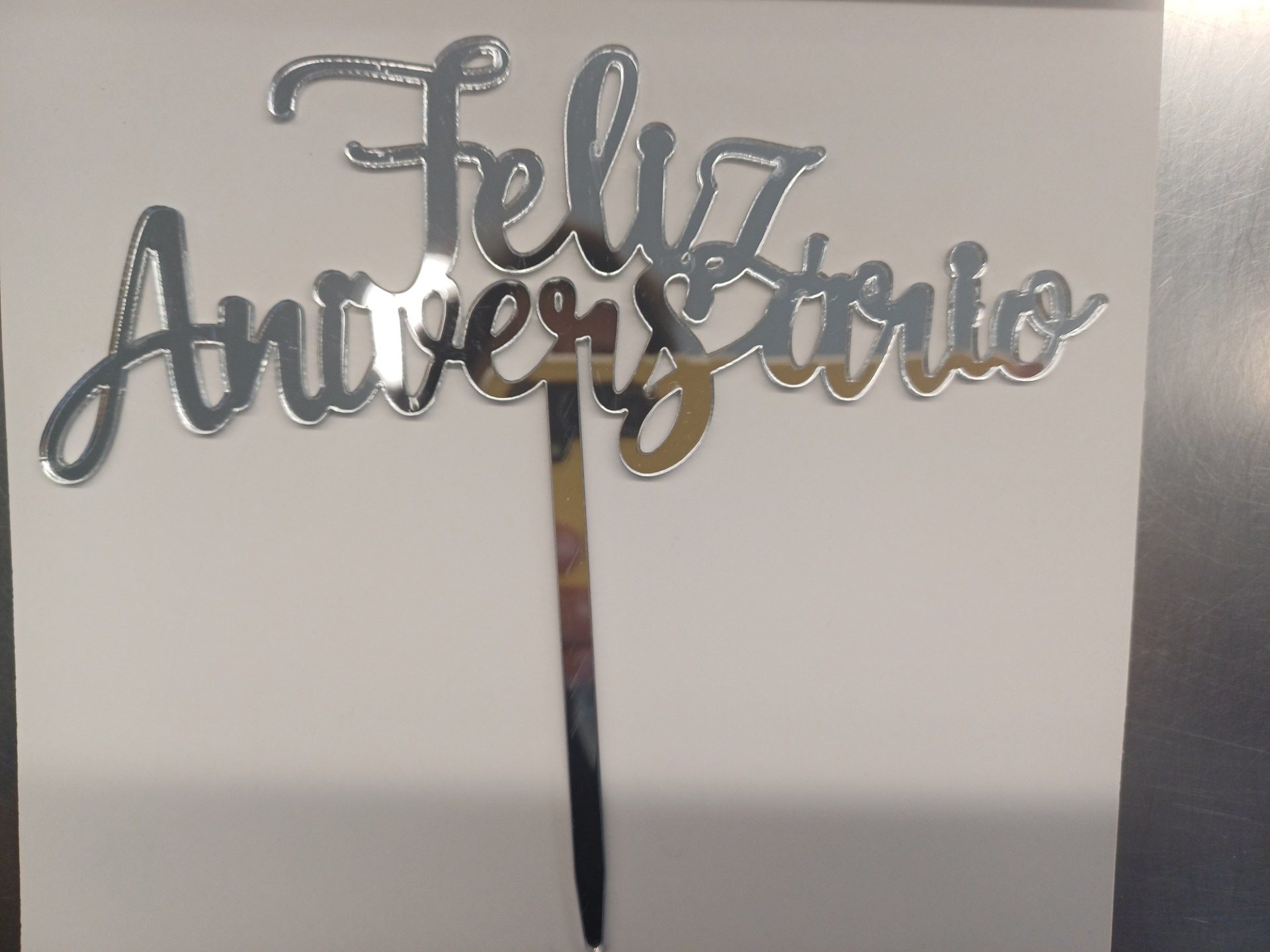Ornement de joyeux anniversaire en acrylique argenté 13c